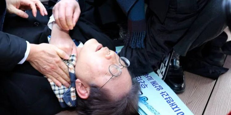 Güney Kore’de ana muhalefet lideri boynundan bıçaklandı