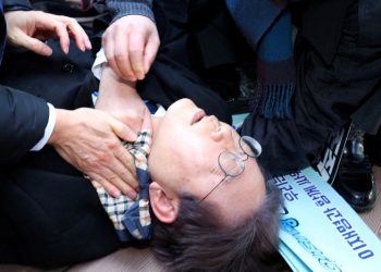 Güney Kore’de muhalefet lideri boynundan bıçaklandı