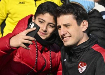 Hakem Halil Umut Meler sahalara döndü