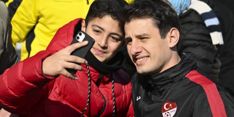 Hakem Halil Umut Meler sahalara döndü