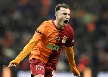 Hakemlerden sürekli azar işitiyoruz; pozisyonu sormaya gidiyorum bana "İşine bak" diyor