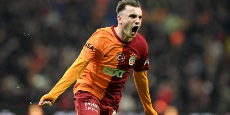 Hakemlerden sürekli azar işitiyoruz; pozisyonu sormaya gidiyorum bana "İşine bak" diyor