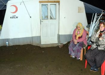 Haluk Levent ve Hasancan Kaya, çadırda kalan şehit ailesine ev alacaklarını duyurdu