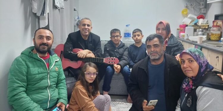 Haluk Levent, yeni yıla konteyner kentte kalan depremzedelerle girdi