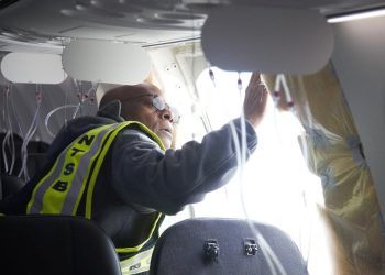 Havadaki uçaktan kopan parça bir evin bahçesinde bulundu