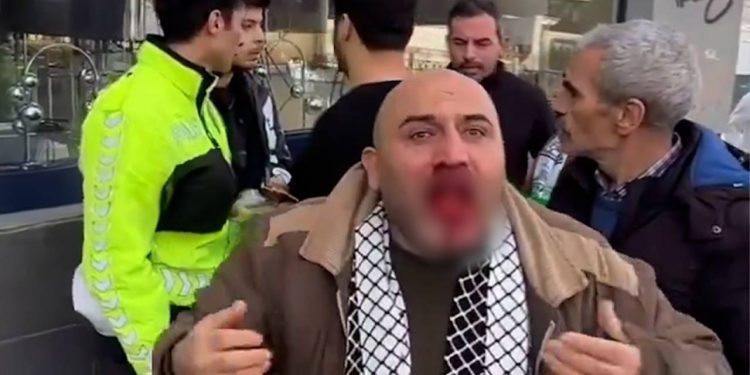 Hilafet bayrağı taşıyan adama yumruk atmıştı; Tutuklandı