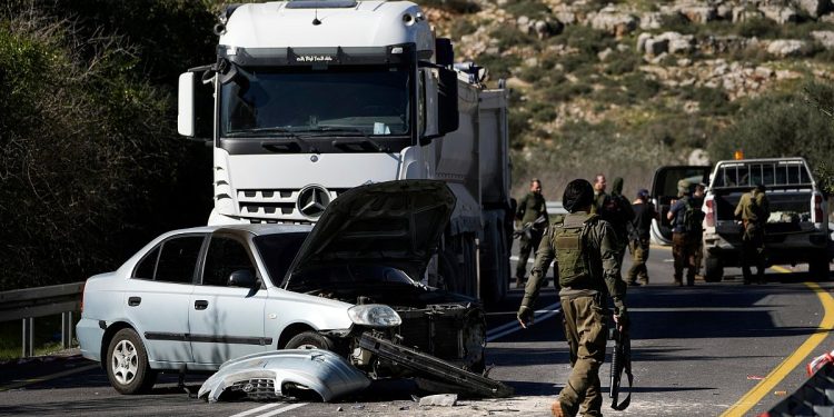 Hizbullah, İsrail'de kontrol üssünü vurdu; Netanyahu uyardı