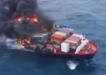 Husiler, ABD kargo gemisini füzelerle vurdu