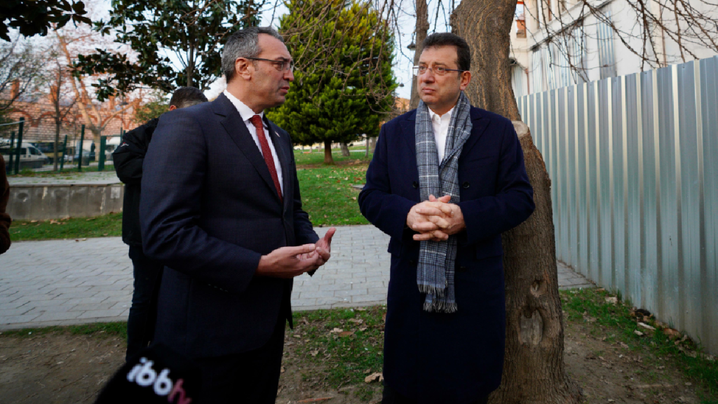 İBB Başkanı Ekrem İmamoğlu geçmiş dönem TÜGVA'ya devredilen yapıda incelemede bulundu: 'Çöp, çukur bu işte'