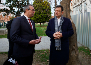 İBB Başkanı Ekrem İmamoğlu geçmiş dönem TÜGVA'ya devredilen yapıda incelemede bulundu: 'Çöp, çukur bu işte'