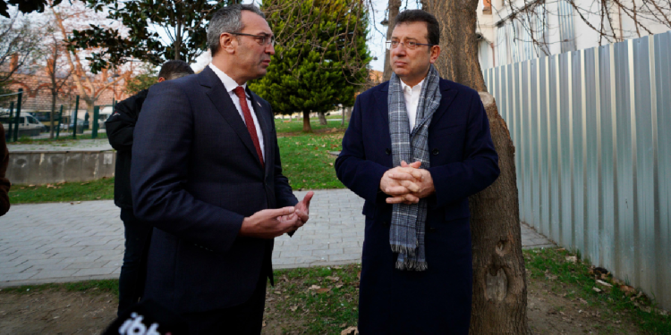 İBB Başkanı Ekrem İmamoğlu geçmiş dönem TÜGVA'ya devredilen yapıda incelemede bulundu: 'Çöp, çukur bu işte'