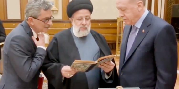 İbrahim Reisi, Erdoğan için ‘tefeül’ yaptı: Zalimler, hedefine varamaz!