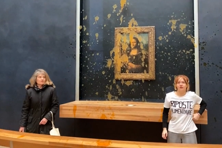 İki protestocu, ‘çevre’ için Mona Lisa tablosuna çorba fırlattı