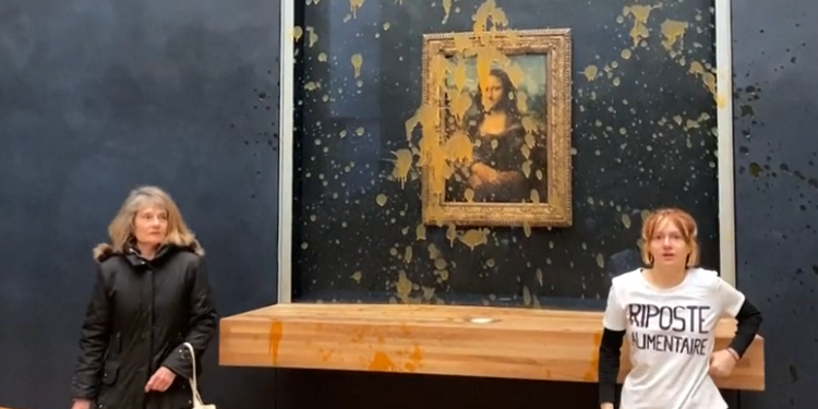 İki protestocu, ‘çevre’ için Mona Lisa tablosuna çorba fırlattı