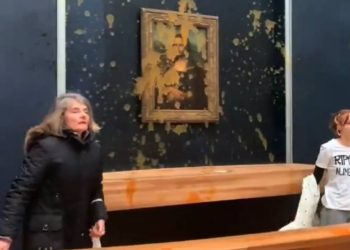 İklim aktivistleri Mona Lisa tablosuna çorba attı