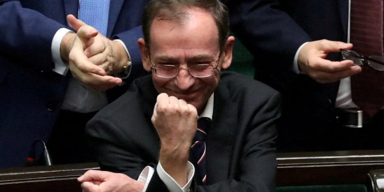 İktidarın değiştiği Polonya'da 'saray'dan gözaltına alınan eski içişleri bakanı açlık grevine başlıyor