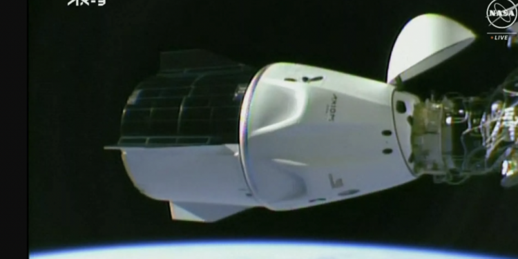 İlk Türk astronotu taşıyan Dragon uzay aracı Uluslararası Uzay İstasyonu’yla kenetlendi