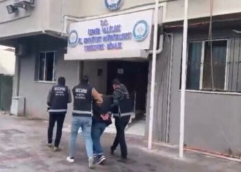 Interpol’ün kırmızı bültenle aradığı şüpheli İzmir’de yakalandı