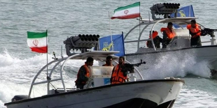 İran Basra Körfezi'nde yabancı bayraklı bir tankere el koydu