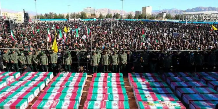 İran kırmızı 'intikam' bayrağını göndere çekti: 'IŞİD, ABD ve İsrail'dir'