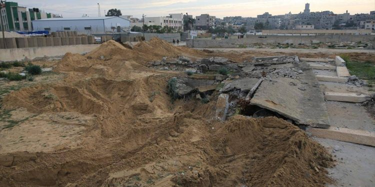 İsrail, çekildiği kentin ardında tahribe uğramış mezarlar bıraktı