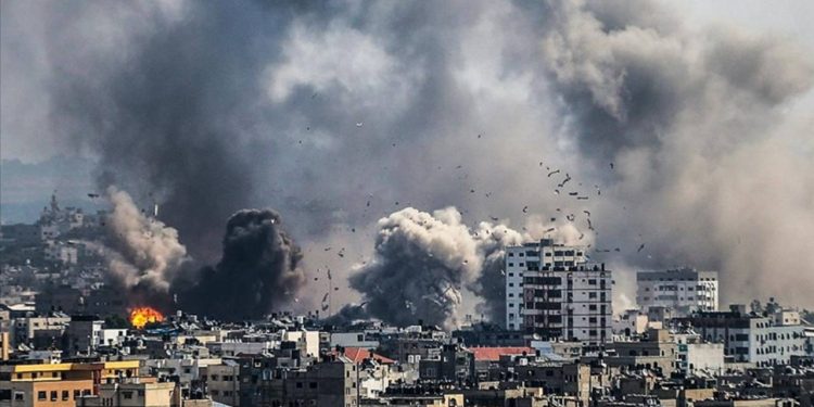 İsrail, görevdeki gazetecileri vurdu: Gazze'de ölü sayısı 22 bin 800'ü aştı