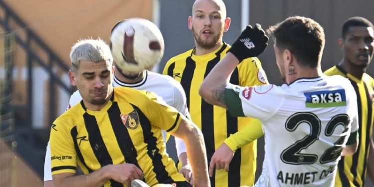 İstanbulspor-Konyaspor maçına yarı otomatik ofsayt sistemi damgası