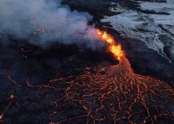 İzlanda’da yanardağ patladı