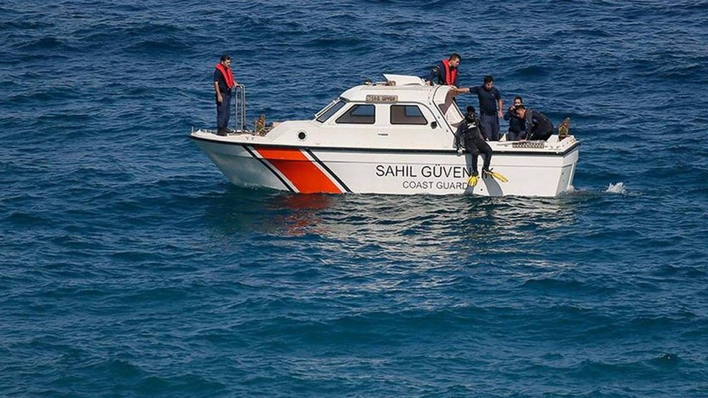 İzmir'de balıkçı teknesi battı: 3 kişinin cansız bedeni bulundu, 2 kişi aranıyor