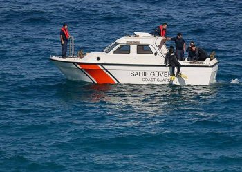İzmir'de balıkçı teknesi battı: 3 kişinin cansız bedeni bulundu, 2 kişi aranıyor