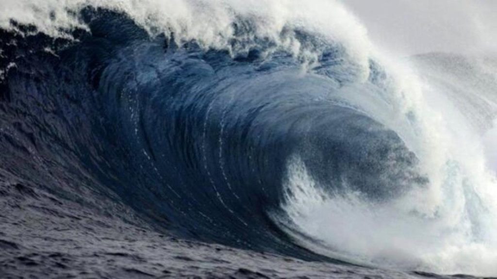 Japonya'da 7.6 büyüklüğünde deprem oldu, tsunami kıyıya vurmaya başladı