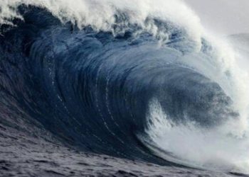 Japonya'da 7.6 büyüklüğünde deprem oldu, tsunami kıyıya vurmaya başladı