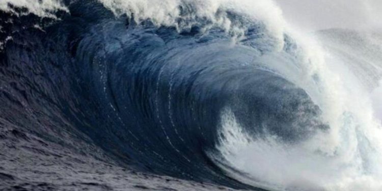 Japonya'da 7.6 büyüklüğünde deprem oldu, tsunami kıyıya vurmaya başladı