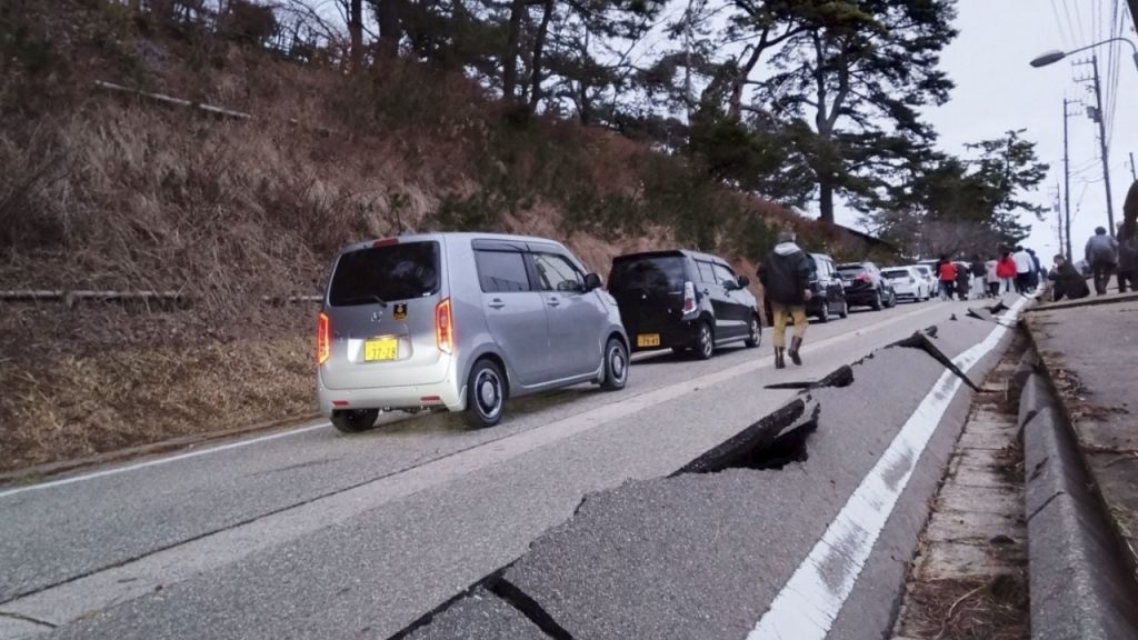 Japonya'da 7.6 büyüklüğündeki depremin ardından: Dört kişi öldü, en az 30 bina yıkıldı