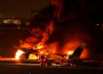 Japonya'da iki uçak çarpıştı: Pistte alev alan yolcu uçağından 379 yolcu ve mürettebatın tamamı kurtarıldı