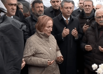 Kamer Genç ölümünün 8'inci yıldönümünde mezarı başında anılıyor