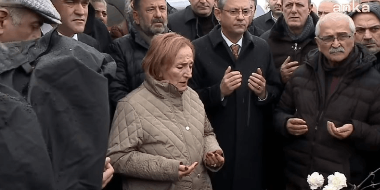 Kamer Genç ölümünün 8'inci yıldönümünde mezarı başında anılıyor