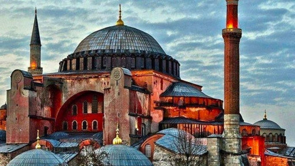 Kapısı ısırıldı, duvarları kazındı... Ayasofya'da tarihi taş yola parke döşediler!