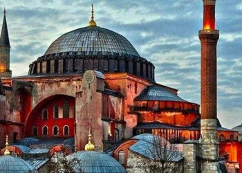 Kapısı ısırıldı, duvarları kazındı... Ayasofya'da tarihi taş yola parke döşediler!