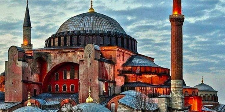 Kapısı ısırıldı, duvarları kazındı... Ayasofya'da tarihi taş yola parke döşediler!