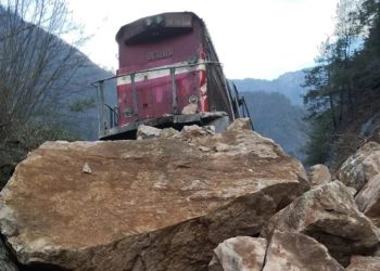 Karabük’te demiryoluna kaya parçaları düştü; yük treni raydan çıktı