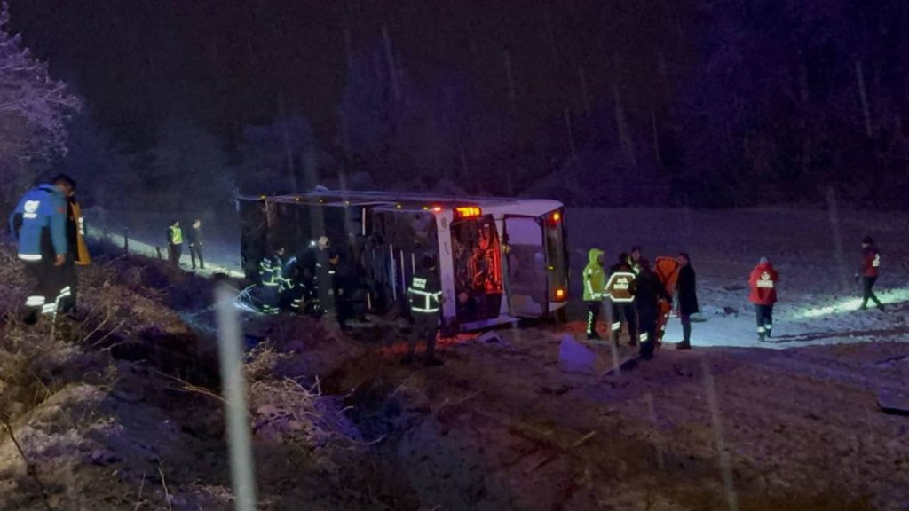 Kastamonu'da yolcu otobüsü devrildi: Ölü ve yaralılar var