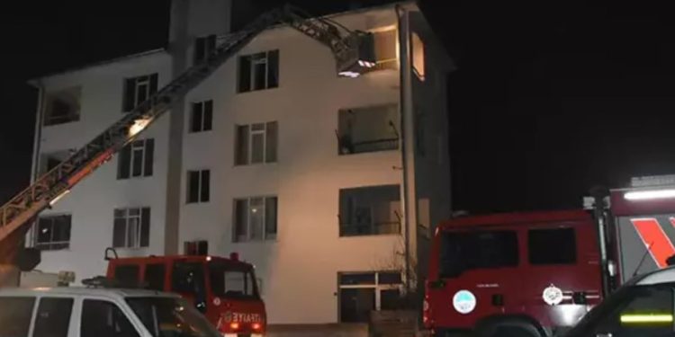 Kayseri’de 4 katlı binada yangın: 1 ölü, 8 yaralı