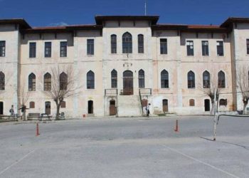 Makam aracının oyun alanına park edilmesine izin vermeyen müdür sürüldü