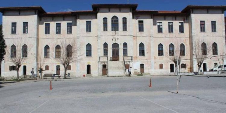 Makam aracının oyun alanına park edilmesine izin vermeyen müdür sürüldü