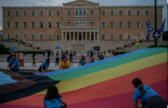 Mitsotakis partisi içindeki “Ortodoks” muhalefete rağmen Meclis’e getirdi: Yunanistan eşcinsellere evlilik hakkı getiriyor