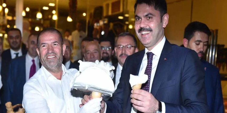 Murat Kurum'un, depremde 35 kişiye mezar olan Ezgi Apartmanı'nın firari müteahhidiyle fotoğrafı çıktı