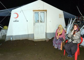 Neredeyse 1 yıldır çadırda kalan depremzede şehit ailesine 10 adet ısıtıcı verildi!