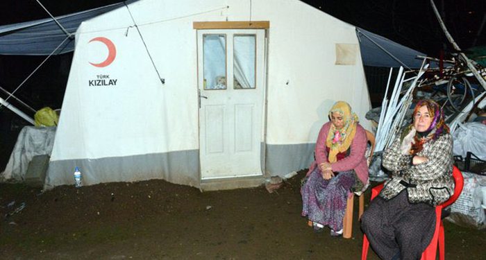 Neredeyse 1 yıldır çadırda kalan depremzede şehit ailesine 10 adet ısıtıcı verildi!