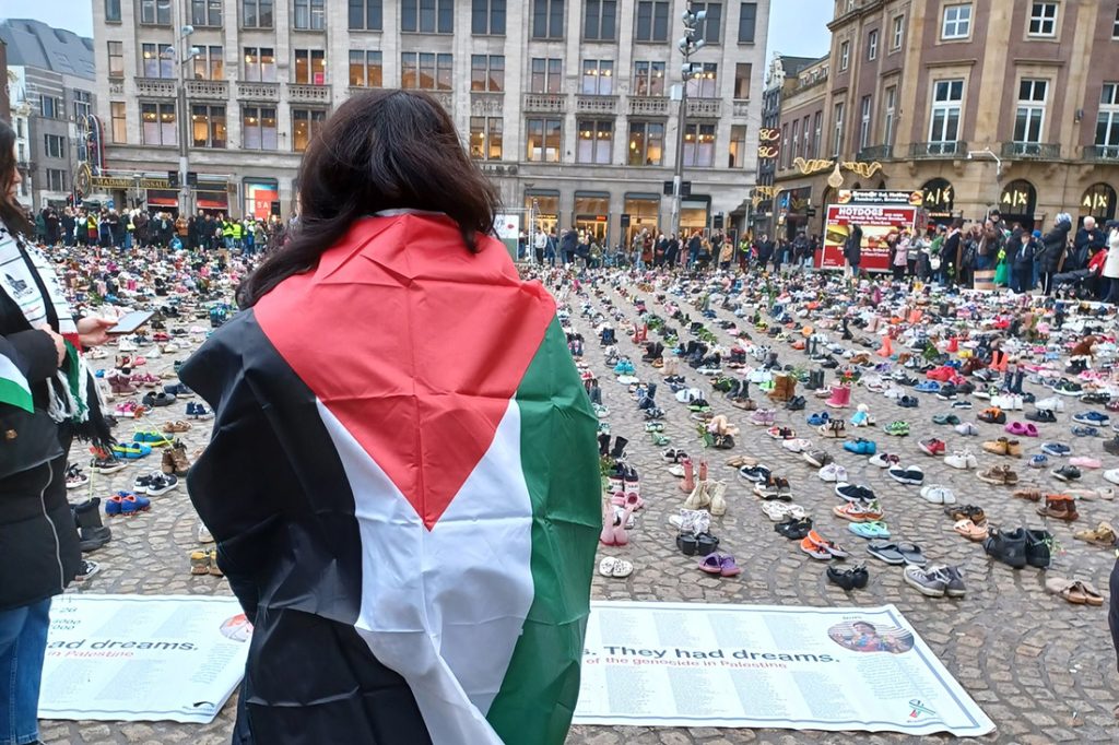 Ölen Filistinli çocukları anmak için on bin ayakkabı Amsterdam Dam’da sergilendi